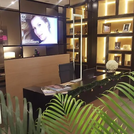 Dominic Smart & Luxury - Republic Square