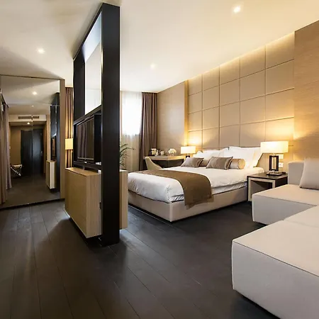 Dominic Smart & Luxury - Republic Square 4*